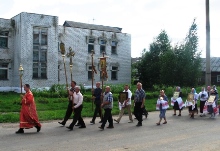 Крестный ход по улицам Оршанки. Храмовую икону священномученика Сергия доверено нести его внуку С.Б.Смирнову.