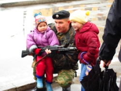 Семьи провожают.