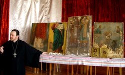 о.Димитрий с иконами.