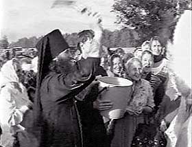 Владыка Иоанн окропляет паломников