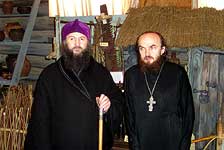 Владыка Иоанн с настоятелем Петропавловской церкви иереем Николаем Полежайкиным в Мари–Турекском краеведческом музее