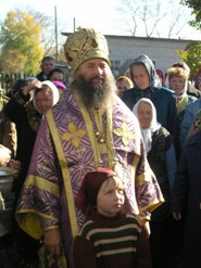 Владыка Иоанн и воспитанница интерната