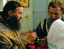 Причащение в храме Покрова Пресвятой Богородицы села Марисола Сернурского района проводит Владыка Иоанн