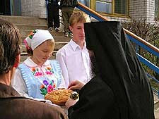 Встреча Владыки Иоанна у школы села Петъялы Волжского района