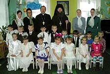 Владыка Иоанн сфотографировался с детьми детсада поселка Юрино