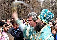 Праздничный молебен завершился крестным ходом вокруг церкви по улицам города