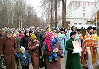 Праздничный молебен завершился крестным ходом вокруг церкви по улицам города