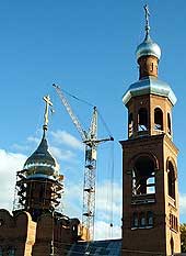 На большой купол храма Державной иконы Божией Матери был воздвигнут крест