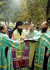 Установлен крест на месте будущего храма Преподобного Серафима