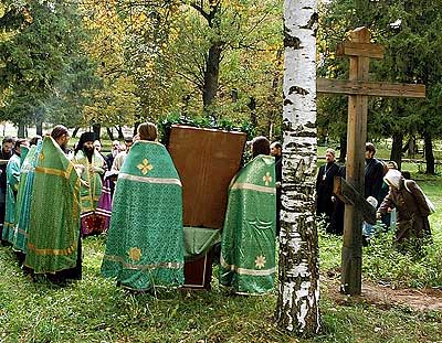 Установлен крест на месте будущего храма Преподобного Серафима