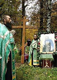 Установлен крест на месте будущего храма Преподобного Серафима
