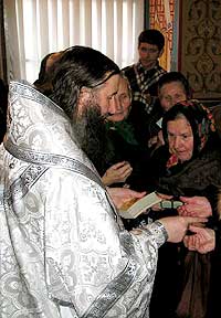 Преосвященнейший Иоанн совершил в Рождественский сочельник богослужение в домовом храме епархиального управления.