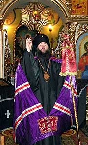 В день тезоименитства владыка Иоанн преподал отцу настоятелю благословение, вручив ему икону святителя Николая