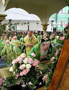 30 июля архиепископ Йошкар-Олинский и Марийский Иоанн отбыл на празднование 250-летия со дня рождения прп. Серафима Саровского в Дивеево. Торжества в Дивеевском монастыре проходили при большом стечении народа, ныне прибыло около 7000 паломников, всего же, по сведениям организаторов, к святыне смогли приложиться более 150 тысяч человек. Для участия в богослужениях прибыло 26 архиереев.