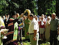 Возведение нового храма знаменует памятные сердцу российского христианина даты: столетие обретения мощей преподобного Серафима Саровского и двухсотпятидесятилетие со дня его рождения.