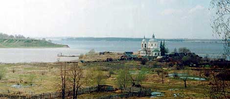 Небольшую, но аккуратную церковь построили в честь Рождества Пресвятой Богородицы в двадцатые годы XIX века