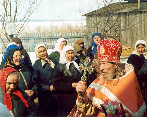 После службы все подходят к батюшке за благословением и с этой легкой «ношей» отправляются домой.