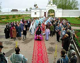 Встреча Владыки Иоанна на празднике иконы Божией Матери Мироносицкая (Царевококшайская) – главной святыни всего марийского края.112,4 Kb [800X627]