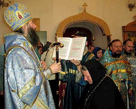 За малым входом на Божественной Литургии архиепископ Йошкар-Олинский и Марийский Иоанн совершил особое молитвословие над монахиней Варнавой (Колчиной), возведя ее в сан игуменьи. Под многократное пение «Аксиос!» матушке Варнаве был вручен игуменский жезл. 96,29 Kb [800X641]