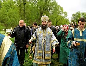 Пасмурное небо и моросящий дождик не помешали Владыке обильно кропить молящихся святой водой, исцеляющей душевные и телесные недуги. 105,35 Kb [800X615]