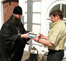 Состоялась встреча архиепископа Йошкар-Олинского и Марийского Иоанна и представителей МЧС, на которой в дар епархии были переданы два колокола — бывшие экспонаты пожарно-технической выставки, располагающейся на ул. Волкова г. Йошкар-Олы.