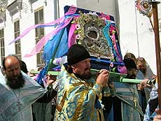 После службы и трапезы паломники отправились крестным ходом в село Владимирское.