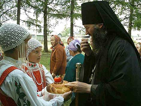 В Центре русской культуры поселка Краснооктябрьский располагается молебная комната. Cельчан духовно окормляет игумен Феодор, и в дни богослужений небольшая комната полна молящихся. Архиепископ Иоанн совершил 19 августа, в праздник Преображения Господня, молебен и освятил начатки овощей принесенных в изобилии по православному обычаю верующими.