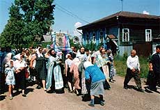 Но не только в нашем крае проходят шествия со святыми иконами. По всей необъятной России православный народ хранит традиции своих предков, и, потому преодолевают порой длинные, трудные, изнуряющие тело, но окрыляющие душу расстояния.