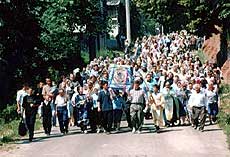 Сегодня крестные ходы – это молитвенное стояние, движение души, когда, соучаствуя, сопереживая, в общем порыве, мы хоть немного приподнимаемся над своей грешной сущностью, начинаем замечать, что есть вещи, несравненно более важные, чем достаток, здоровье, власть... Во время крестных ходов люди приобретают веру и страх Божий – основу истинной мудрости. В памяти надолго сохраняется шествие через города и села с хоругвями, иконами. Во многих местах после прохождения крестных ходов у жителей появляется стремление продолжить духовно-просветительскую работу в своем регионе.