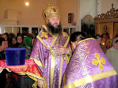 В сослужении настоятеля храма иерея Николая Суринова, священников Сергия Сильдушкина (храм Покрова Пресвятой Богородицы, с.Марисола) и Владимира Власова (храм Архистратига Михаила, пос. Сернур) Владыкой была совершена Божественная литургия. За труды по восстановлению храма и окормлению верующих иерей Николай был удостоен права ношения камилавки.