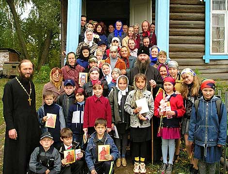 По сложившейся традиции Владыка навестил детей, проживающих в доме-интернате с. Казанское. Здесь находятся около 70 ребятишек с различными нарушениями и отставанием в развитии. Многие из них не имеют родителей, у иных они лишены родительских прав. В интернате дети учатся, трудятся на пришкольных участках. Заботливые, чуткие воспитатели стараются дать им как можно больше любви, внимания, воспитывают, как своих собственных ребят.