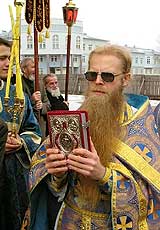 После литургии при большом стечении верующих был торжественно совершен крестный ход вокруг церкви