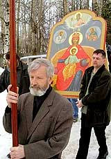 После литургии при большом стечении верующих был торжественно совершен крестный ход вокруг церкви