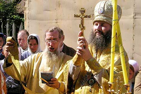 3 августа в местном молитвенном доме им была отслужена Божественная литургия, после которой состоялся крестный ход. Богослужение проходило при большом стечении народа, поэтому служба, начиная со встречи и до малого входа, совершалась на улице. После Божественной литургии архиепископ Иоанн осмотрел место, выделенное под строительство нового храма в честь Святителя Николая Чудотворца.