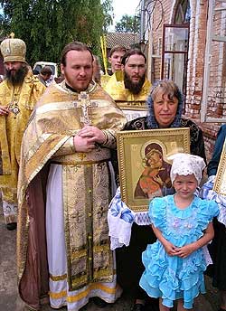 Множество верующих собралось утром 4 июля помолиться за торжественным архиерейским богослужением, которое проходило накануне престольного праздника храма – Рождества Иоанна Предтечи.