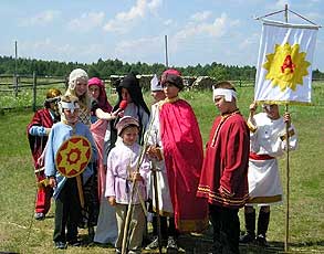 Каждый из лагерей представил свой отряд, который был назван в честь одного из известных русских святых воинов – Александра Невского, Даниила Московского, Димитрия Донского и т.д. На фестивале участники показали краткую программу о святом, имя которого носил их отряд, рассказали о его заслугах перед Отечеством, военных победах, о том значении, которое они имеют в настоящее время для России. Примечательно, что костюмы для выступлений (а все отряды были одеты в доспехи той эпохи, в которую жил представляемый ими святой) были изготовлены самими участниками праздника.