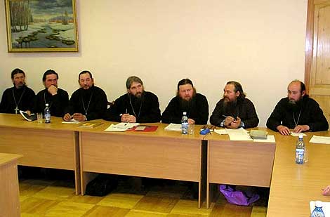 На встрече обсуждались проблемы перевода Нового Завета на марийские языки. Были высказаны предложения по совершенствованию взаимодействия рабочих групп переводчиков и намечены ориентировочные сроки завершения перевода. 45,1 Kb [800X657]