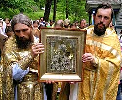 1 июля Высокопреосвященнейший Иоанн, архиепископ Йошкар-Олинский и Марийский, в сослужении духовенства Волжского церковного округа совершил Божественную литургию в петъяльском храме в честь святителя Гурия, Казанского чудотворца.