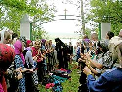 В этот день со всей республики собрались сюда паломники, чтобы почтить память святителя Гурия, покровителя и просветителя марийского края.