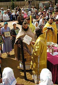 Над капсулой был установлен закладной камень, помазанный святым елеем. Место, где будет находиться престол, увенчано вновь освященным крестом.