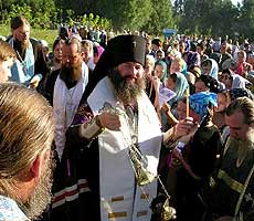 Владыка щедро кропит всех молящихся. Вереница из желающих искупаться тянется на несколько десятков метров, за водой стоят часами, и окропление подбадривает паломников, ожидающих своей очереди под жарким солнцем. За день здесь бывает до 10 тысяч человек.