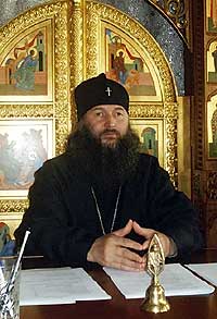 14 сентября в здании епархиального управления открылось заседание ежегодного Епархиального собрания Йошкар-Олинской и Марийской епархии Русской Православной Церкви, в котором приняли участие клирики, сотрудники епархиальных отделов, представители приходов церквей епархии. Открывая заседание, Архиепископ Иоанн обратился к присутствующим со вступительным словом. «Епархиальное собрание и соборное богослужение, в котором все мы принимали сегодня участие, – отметил Владыка, – являются свидетельством Евхаристического общения в епархии и соблюдения Устава Церкви. Нынешнее сложное время требует от нас не только внимания к себе, но и глубокого молитвенного делания. Дар священства – это любовь и милость Божия, явленная нам. Не закапываем ли талант Божий, не начинаем ли мы жить как весь остальной мир?