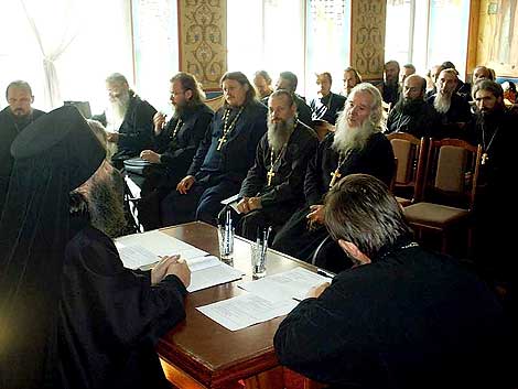 Завершилось Епархиальное собрание закрытым заседанием, на котором присутствовали только священнослужители епархии. На нем рассматривались организационные и дисциплинарные вопросы.