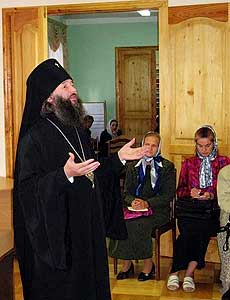 Перед началом работы совещания архиепископ Йошкар-Олинский и Марийский Иоанн в сослужении клириков епархии совершил молебен в домовом храме иконы Божией Матери Троеручица.