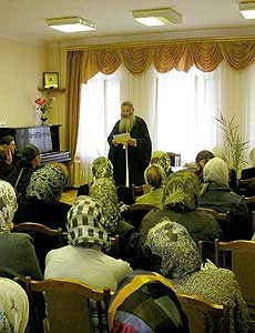 С обширным докладом выступил руководитель отдела образования и катехизации протоиерей Вячеслав Ершов. Он сделал обзор литературы, в том числе и документов, касающихся организации воскресной школы на приходе, учебных программ, методик, технических средств обучения.