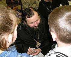 Владыка Иоанн поблагодарил за понесенные труды организаторов и участников концертов, преподал им свое архипастырское благословение и вручил подарки