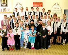 Владыка Иоанн поблагодарил за понесенные труды организаторов и участников концертов, преподал им свое архипастырское благословение и вручил подарки