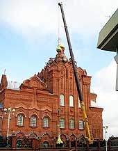 Это технически сложное мероприятие стало возможным благодаря руководству ОО «Волгатрансгаз» (Помарское ЛПО), предоставившему единственный в республике 60-тонный подъемный кран с 45-метровой стрелой.