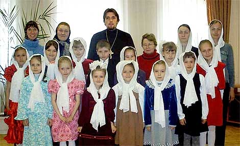 Завершился первый год обучения в воскресной школе с певческим уклоном при Вознесенском соборе г.Йошкар-Олы. К окончанию 1 класса детям были приготовлены подарки: нарядные головки девочек были украшены белыми шарфиками, единственному же пока мальчику была преподнесена увлекательная книжка.