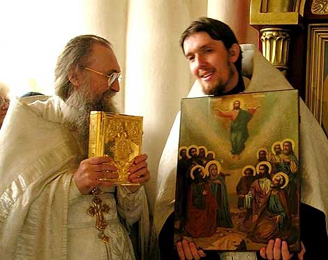 Настоятель Вознесенского кафедрального собора Йошкар-Олы, митрофорный протоиерей Евгений Кутырев — один из старейших и авторитетных клириков епархии, благочинный Йошкар-Олинского церковного округа (слева). Фото Владимира КАМЫШЕВА.